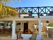 1 Street from the beach w/Pool, Rooftop Bar & A/C