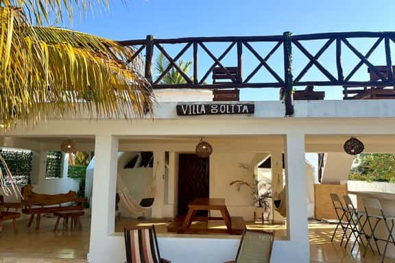 1 Street from the beach w/Pool, Rooftop Bar & A/C - Image 1